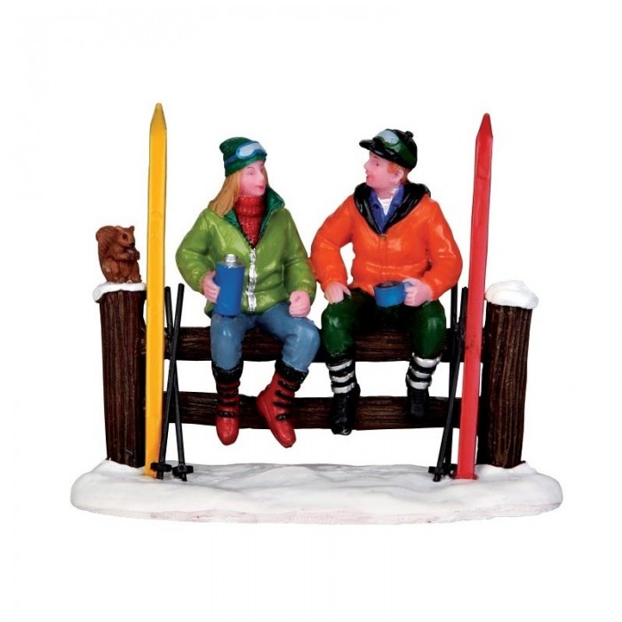 Figurines Deux skieurs en pause sur une clôture # 32134